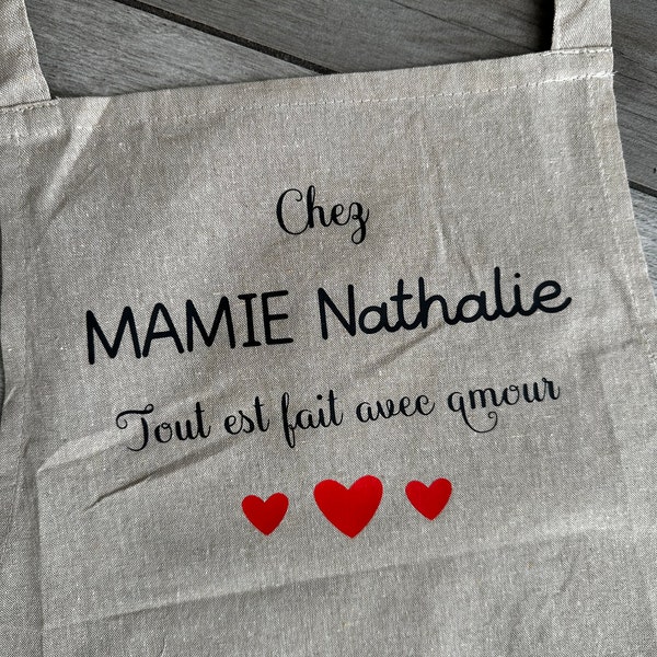 Tablier de cuisine personnalisé «Chez Mamie tout est fait avec amour»/cadeau Fête des Mamies/cadeau Anniversaire/cadeau Fête des Mères