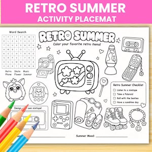 Könnte beinhalten: Eine weiße Aktivitäts-Tischunterlage mit dem Text "Retro Summer Activity Placemat". Die Tischunterlage zeigt Illustrationen im Retro-Stil, darunter ein Fernseher, eine Kassette und Rollschuhe, mit einem Wortsuchrätsel und einer Checkliste.
