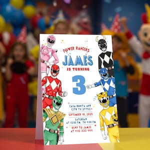 Puede incluir: Una invitación de cumpleaños con temática de Power Rangers. La invitación presenta ilustraciones de personajes de Power Rangers en varios colores. El texto dice "Power Rangers James cumple 3" con detalles del evento, fecha, hora e información RSVP.