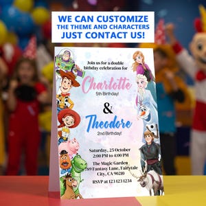 Op de afbeelding: Een aangepaste verjaardagsuitnodiging met Disney-personages uit Toy Story en Frozen. De uitnodiging bevat de namen Charlotte en Theodore, de datum, tijd en locatie van het feest. De tekst bovenaan luidt: "WIJ KUNNEN HET THEMA EN DE PERSONAGES AANPASSEN NEEM CONTACT MET ONS OP!"