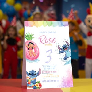 Modelo de convite para festa de aniversário na piscina da Lilo e Stitch no Canva, convite para festa de meninas, aquarela rosa, download digital editável, acesso instantâneo