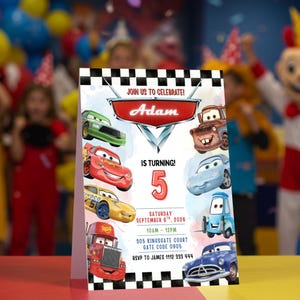 Op de afbeelding: Een verjaardagsuitnodiging met personages uit de animatiefilm Cars. De uitnodiging bevat de naam "Adam", het nummer "5" en evenementdetails. Het ontwerp bevat een geblokt vlagpatroon en auto-illustraties.