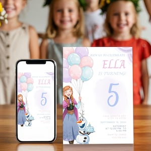 Puede incluir: Una invitación de cumpleaños con el texto "¡Ella cumple 5 años!" y un diseño de acuarela. La invitación incluye una ilustración de Anna de Frozen sosteniendo globos y Olaf sosteniendo un pastel. La invitación se muestra en un teléfono y una tarjeta impresa.