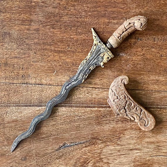 アンティーク ジャワ クリス ダガー：金細工の刃、9 つの穴