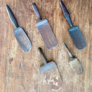 Conjunto antigo de 5 colheres de arroz de madeira Treenware feitas à mão, Lombok, Indonésia, para decoração de casa.