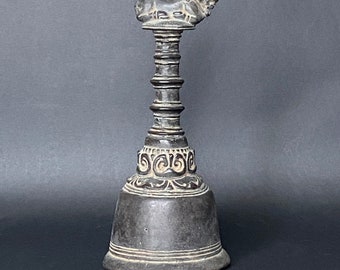 Antik eller vintage bronsklocka asiatisk knölvalsko Borneo Indonesien 23 cm