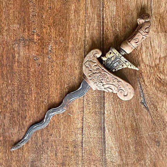 アンティーク ジャワ クリス ダガー：金細工の刃、9 つの穴