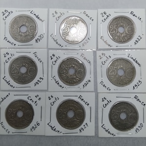 Peut inclure: Une tasse en céramique blanche avec une anse noire et le texte "But First, Coffee" en noir, dans une police manuscrite. La tasse est posée sur une surface blanche.