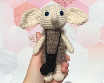 Muñeco de peluche inspirado en el elfo doméstico de ganchillo Dobby. El elfo amigurumi Dobby es un divertido elfo de peluche gratuito. Muñeco de ganchillo Kawaii.