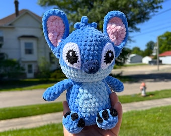 Boneca Amigurumi de Monstro Azul em Crochê Inspirada em Alienígena, Brinquedo de Pelúcia para Bebê, Aconchego e Abraço, Encomende uma Boneca de Pelúcia Feita à Mão, Macia e Personalizada, Presente de Herói