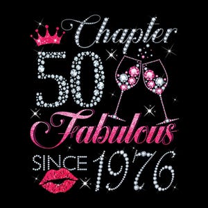 Puede incluir: Diseño gráfico negro con el texto "Chapter 50 Fabulous Since 1976". El diseño incluye una corona rosa, el número 50, dos copas de champán y un par de labios rojos, todo adornado con gemas brillantes.