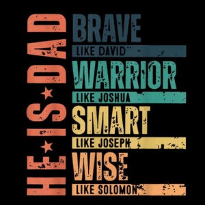 Könnte beinhalten: Ein Grafikdesign auf schwarzem Hintergrund mit dem vertikalen Text HE IS DAD und zwei Sternen. Rechts stehen die horizontalen Textzeilen BRAVE LIKE DAVID, WARRIOR LIKE JOSHUA, SMART LIKE JOSEPH und WISE LIKE SOLOMON in abgenutzten, bunten Schriftarten.