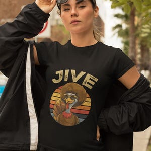 Pavo Jive PNG, diseño retro funk de Acción de Gracias de los años 70, pavo afro con gafas, gráfico de atardecer vintage, descarga digital de Friendsgiving