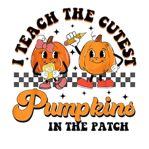 Könnte beinhalten: Ein Grafik im Retro-Stil mit zwei orangefarbenen Cartoon-Kürbissen mit lächelnden Gesichtern, die einen Bleistift und ein Buch halten. Der Text "I TEACH THE CUTEST PUMPKINS IN THE PATCH" ist über und unter den Kürbissen angeordnet, mit einem karierten Hintergrund.