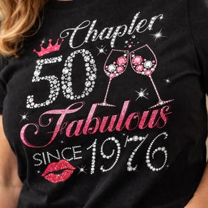Capitolo 50 Favoloso dal 1976, PNG per il 50° compleanno per donne, corona scintillante con strass e bicchieri da vino, download del design per feste con glitter rosa