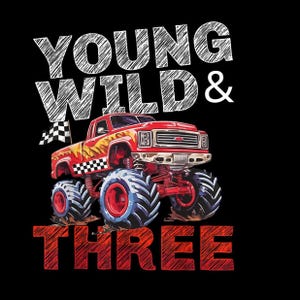 Puede incluir: Un diseño gráfico sobre fondo negro que muestra un camión monstruo rojo con llamas amarillas, un patrón de cuadros y una pequeña bandera a cuadros. El texto YOUNG WILD & THREE aparece en una fuente blanca y roja estilo garabato.