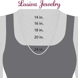 Pu&ograve; includere: Diagramma che mostra le lunghezze delle collane: 35,5 cm, 40,6 cm, 45,7 cm, 50,8 cm e 61 cm. L'immagine include il testo "Lusiva Jewelry" in corsivo. Le collane sono visualizzate su uno sfondo grigio.