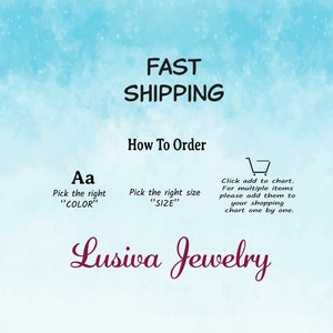 Pu&ograve; includere: Immagine con testo su sfondo acquerello azzurro. Il testo include "FAST SHIPPING", "How To Order" e istruzioni per scegliere colore e taglia. &Egrave; presente anche il testo "Lusiva Jewelry".