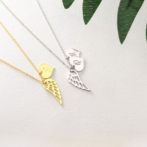 Pu&ograve; includere: Due collane con ciondoli a forma di cuore e ala. Una collana &egrave; color oro con un ciondolo a forma di cuore inciso con la lettera "S" e un ciondolo a forma di ala. L'altra &egrave; color argento con due ciondoli a forma di cuore incisi con le lettere "M" ed "E" e un ciondolo a forma di ala.