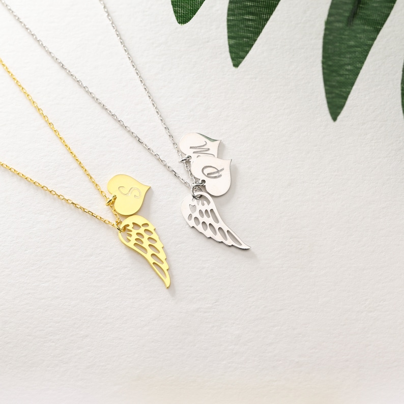 Pu&ograve; includere: Due collane con ciondoli a forma di cuore e ala. Una collana &egrave; color oro con un ciondolo a forma di cuore inciso con la lettera "S" e un ciondolo a forma di ala. L'altra &egrave; color argento con due ciondoli a forma di cuore incisi con le lettere "M" ed "E" e un ciondolo a forma di ala.