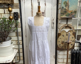 Antique white cotton dress with side gathers and lace detail size M