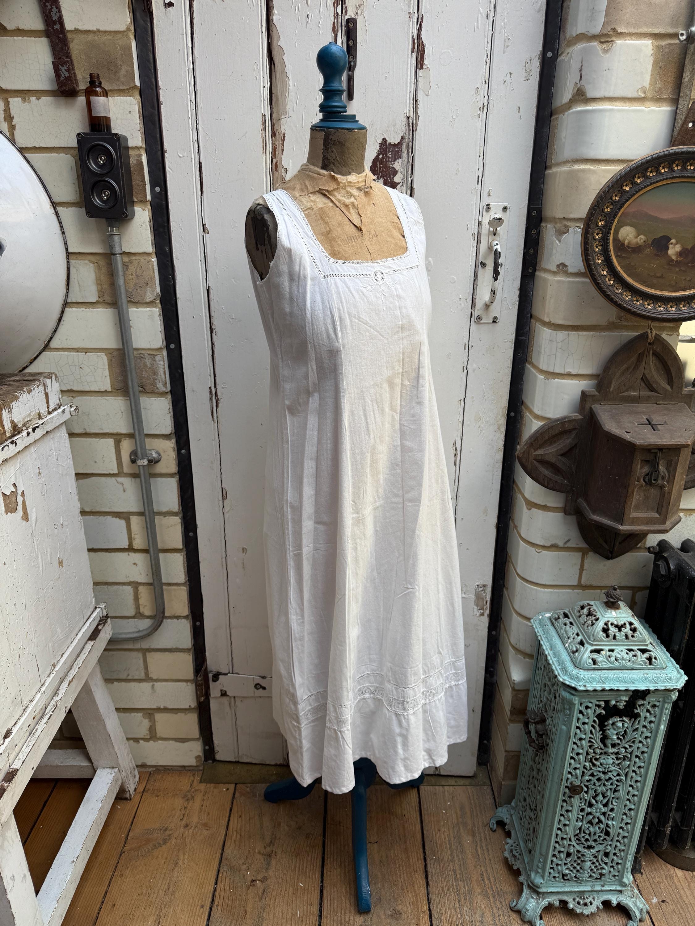 アンティークなフランス製ホワイトコットンスリップドレス。レースの