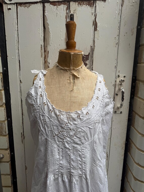 アンティークフレンチコットンシフトドレス：刺繍とピンタック