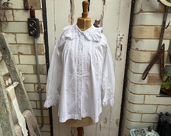 Antica camicetta francese in cotone bianco con colletto a balze e iniziali, taglia CL S/M