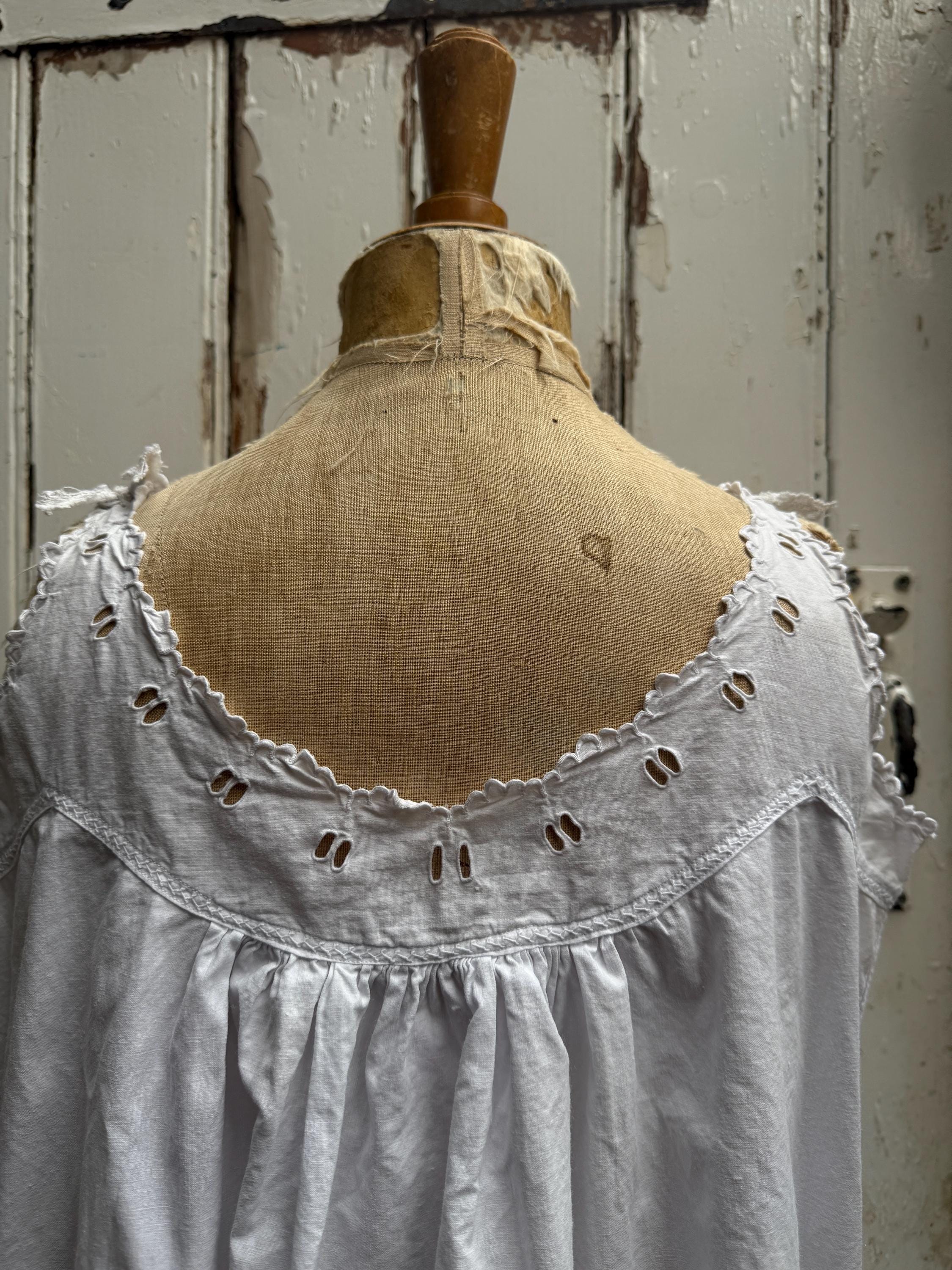 アンティークフレンチコットンシフトドレス：刺繍とピンタック