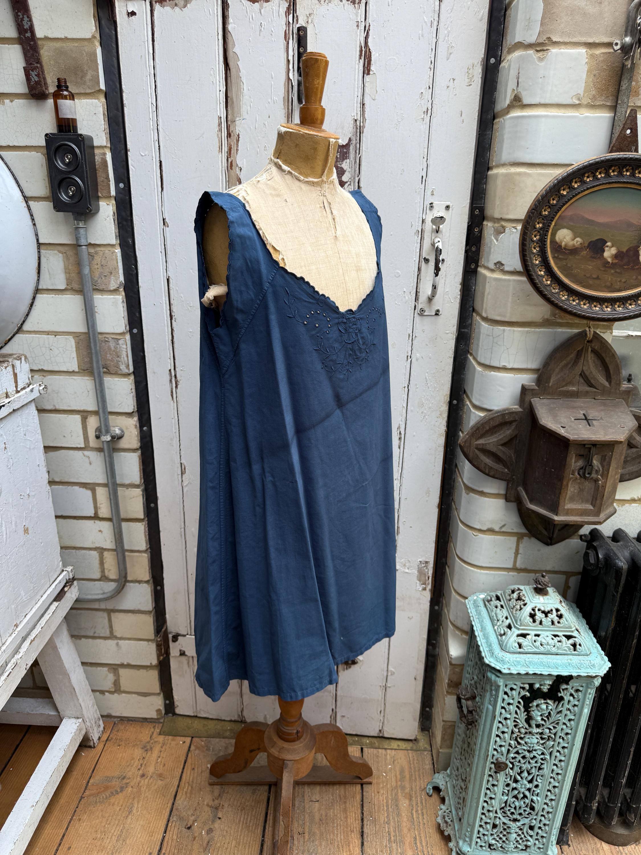 アンティークフレンチブルーコットンシフトドレス、刺繍ディテール付き