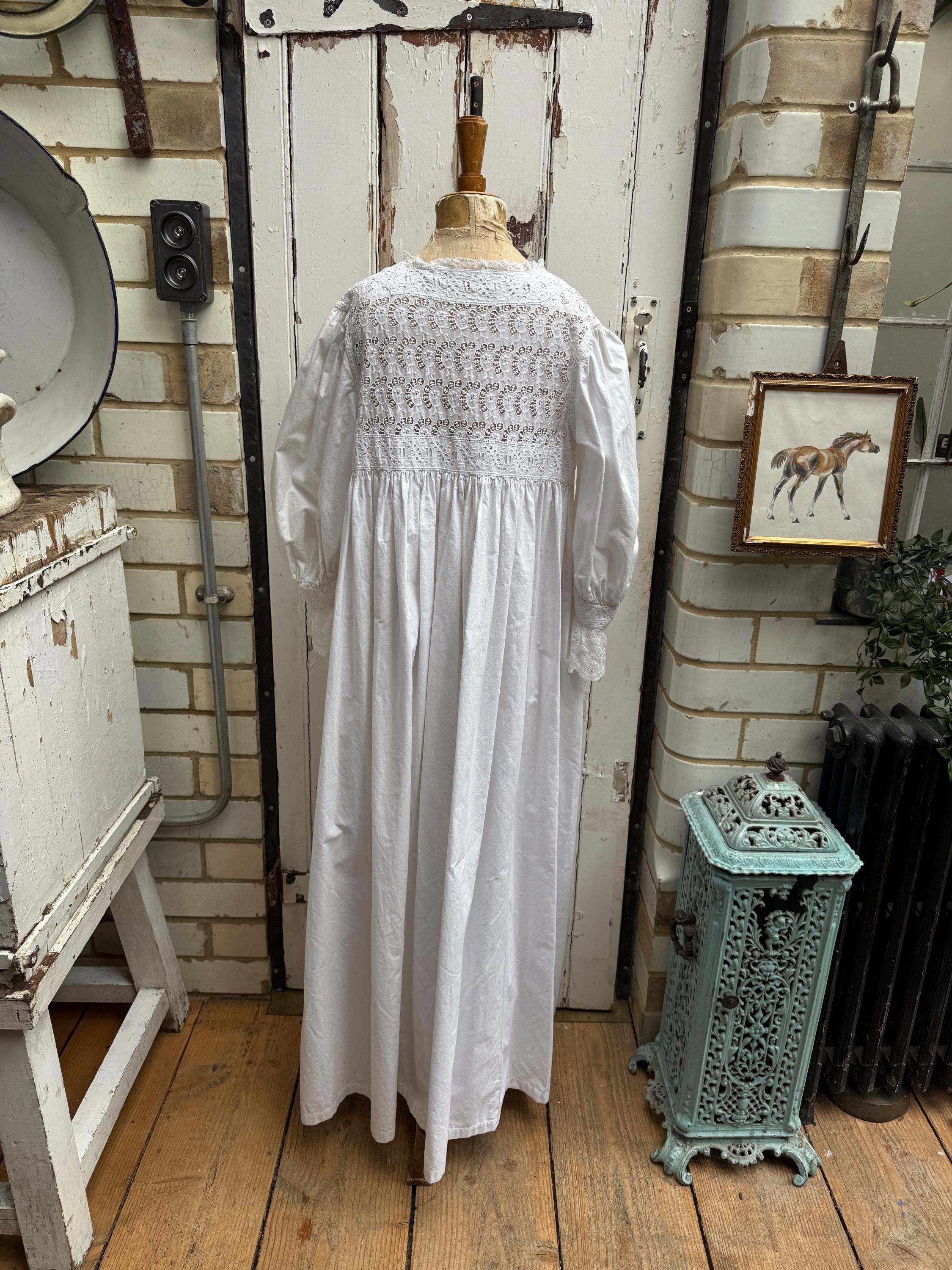 アンティークフランス製ロングホワイトコットンドレス、レーストップ