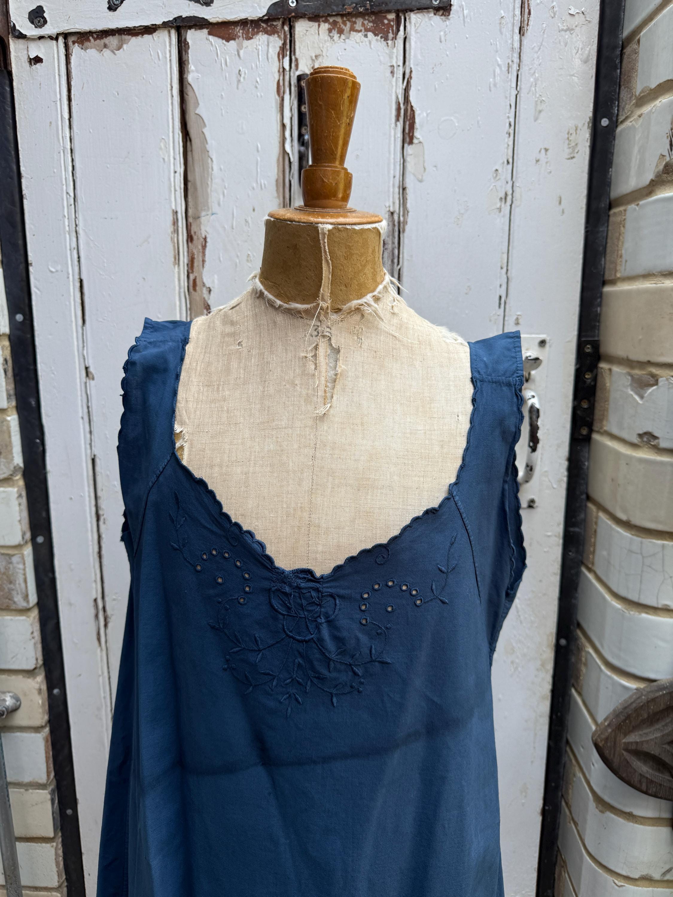 アンティークフレンチブルーコットンシフトドレス、刺繍ディテール付き