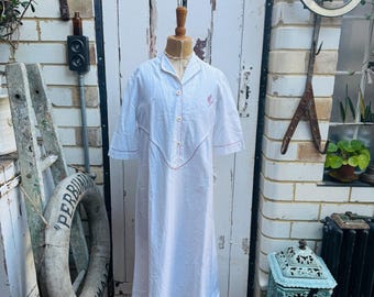 Vestido francés antiguo vintage de algodón blanco con iniciales rojas, talla AP S/M