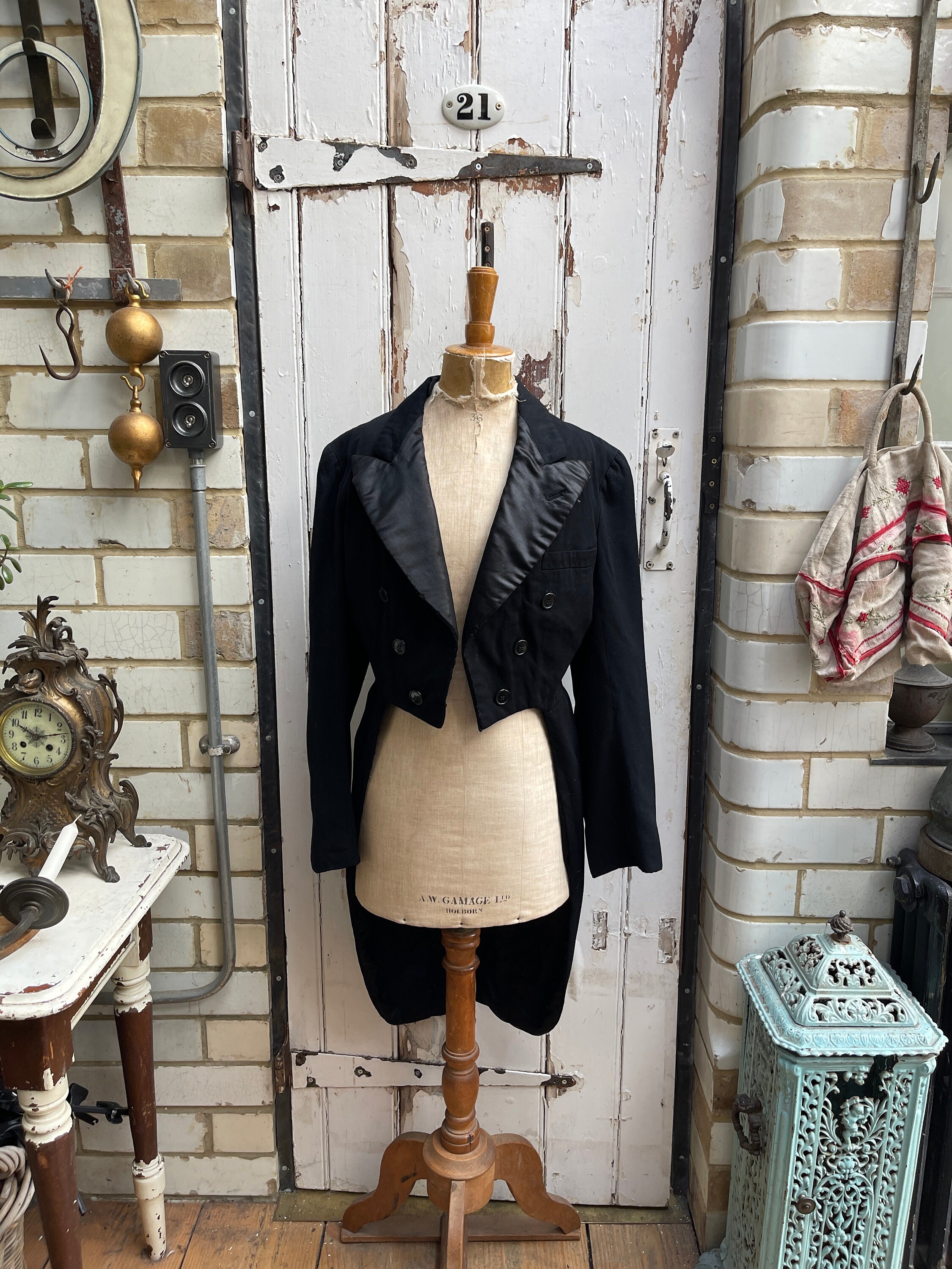 ジャケット・アウター 1900s French vintage tailcoat Vintage 1960s LEATHER & FOX FUR Belted Leather Swing Coat