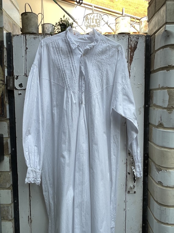 Antique long white cotton dress nightdress with c… - image 10