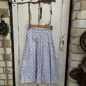 Vintage Rock Laura Ashley aus weißer Baumwolle in blau mit Blumenmuster Gr. XXS UK 36