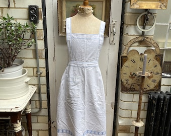 Tablier ancien français en coton blanc avec surpiqûres bleues