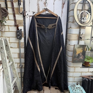 Veste sacerdotal antiga de damasco francês: fecho de latão com flor de lis, vestimenta de igreja