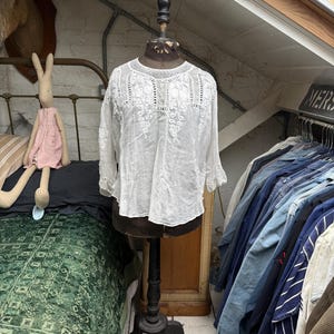 Antieke Franse handgemaakte witte blousetop van katoenvoile met geborduurd detail maat S/M