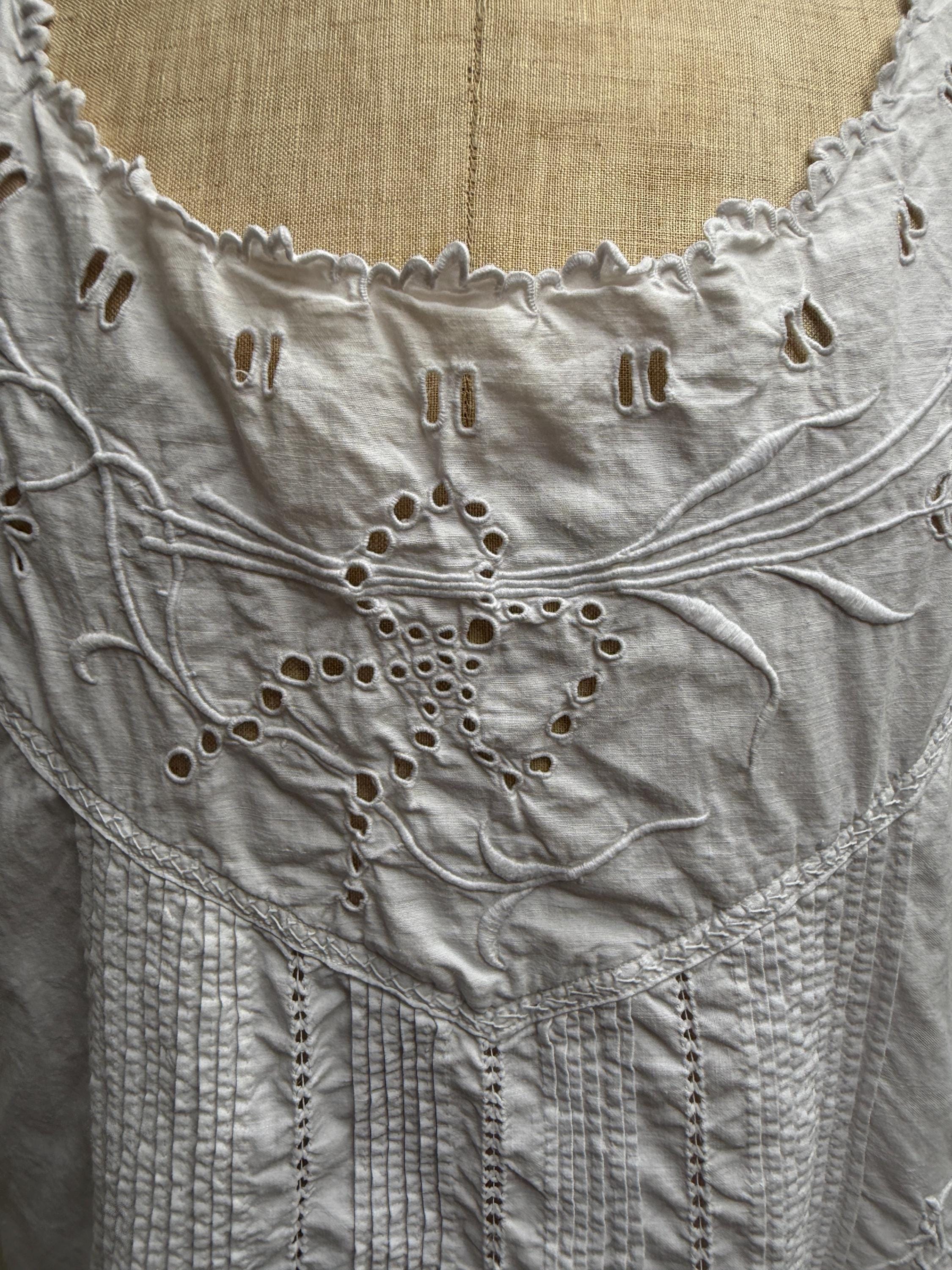 アンティークフレンチコットンシフトドレス：刺繍とピンタック