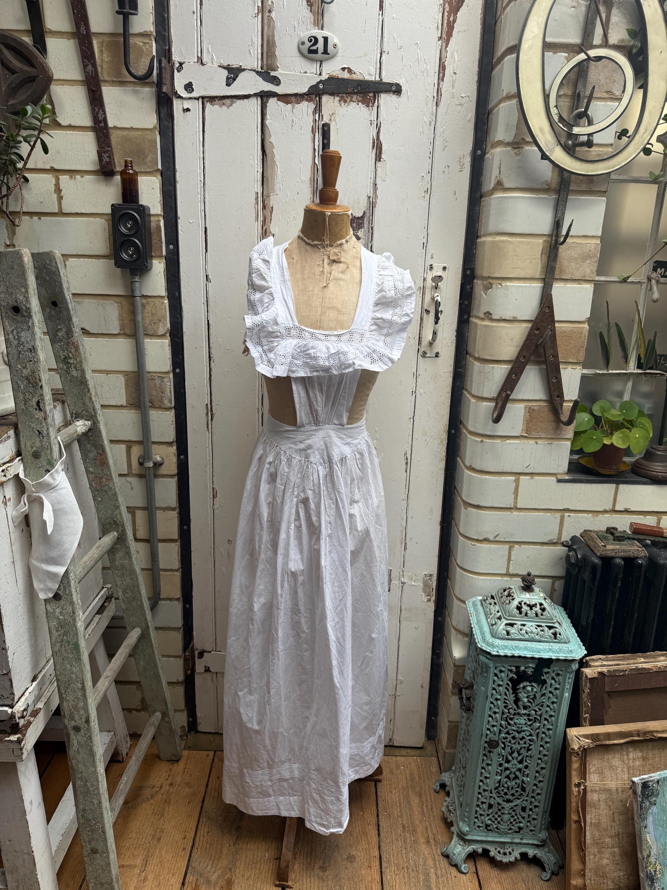 アンティークのフランス製ホワイトコットンのエプロン（レースフリル