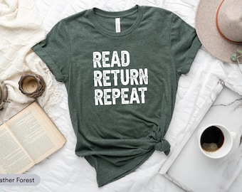 Puede incluir: Una camiseta verde con el texto "READ RETURN REPEAT" en letras blancas.