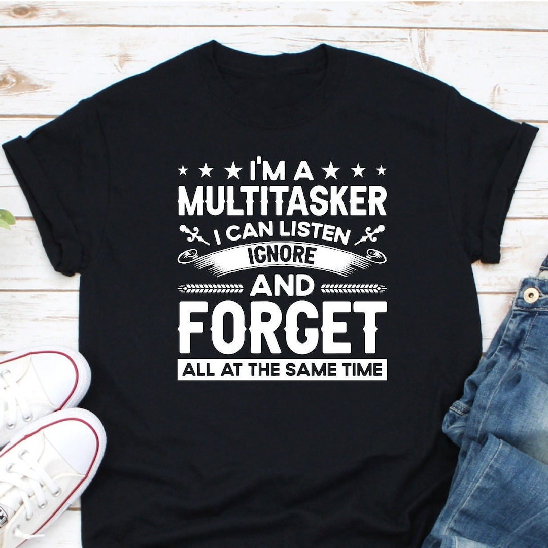 T-Shirt Uomo Gildan &ndash; Slogan Divertente &ldquo;LISTEN IGNORE FORGET&rdquo; &ndash; Taglie S-5XL