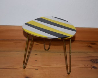 Special kidney-shaped table from the 1950s with brass feet