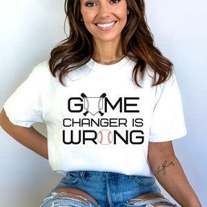Könnte beinhalten: Weißes T-Shirt mit einer schwarzen Grafik, auf der "GAME CHANGER IS WRONG" mit einem Baseball und gekreuzten Schlägern steht.