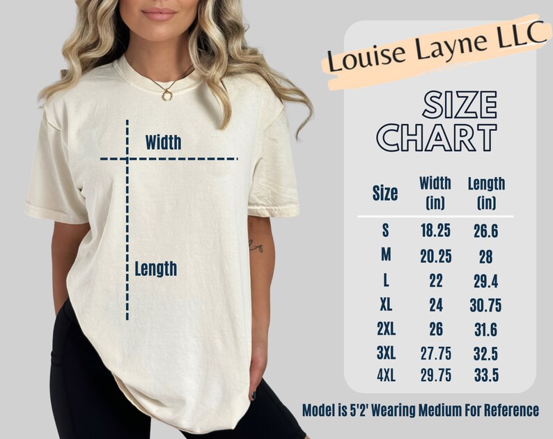 K&ouml;nnte beinhalten: Gr&ouml;&szlig;entabelle f&uuml;r ein T-Shirt mit Ma&szlig;en in Zoll. Die Tabelle zeigt die Breite und L&auml;nge des T-Shirts in Zoll f&uuml;r die Gr&ouml;&szlig;en S, M, L, XL, 2XL, 3XL und 4XL. Der Text "Model is 5'2' Wearing Medium For Reference" befindet sich am unteren Rand der Tabelle.