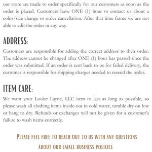 K&ouml;nnte beinhalten: Shop-Richtlinien f&uuml;r Louise Layne, LLC. Alle Verk&auml;ufe sind endg&uuml;ltig. Kunden haben eine Stunde Zeit, um sich mit dem Shop in Verbindung zu setzen, um eine Farb-/Gr&ouml;&szlig;en&auml;nderung oder eine Stornierung der Bestellung zu besprechen. Kunden sind daf&uuml;r verantwortlich, die richtige Adresse zu ihrer Bestellung hinzuzuf&uuml;gen. Die Adresse kann nach einer Stunde nicht mehr ge&auml;ndert werden. Der Shop m&ouml;chte, dass Kunden Kleidungsst&uuml;cke auf links gedreht in kaltem Wasser waschen und im Trockner bei niedriger Temperatur trocknen. Kunden k&ouml;nnen sich mit dem Shop in Verbindung setzen, wenn sie Fragen zu den Gesch&auml;ftsrichtlinien haben.