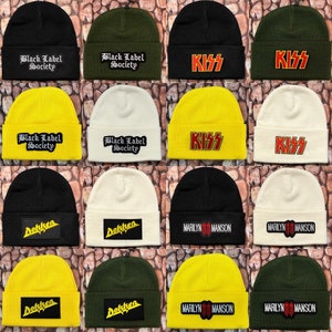 Puede incluir: Una colección de 12 gorros con varios logotipos de bandas, incluyendo KISS, Dokken y Marilyn Manson. Los gorros son de color negro, blanco, amarillo y verde.