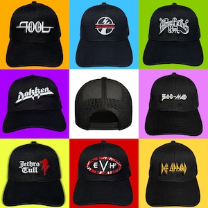 Puede incluir: Colección de gorras de béisbol negras con logotipos de bandas como "Tool", "Ace Frehley", "The Allman Brothers Band", "Dokken", "Band-Maid", "Jethro Tull", "EVH" y "Def Leppard". Cada gorra tiene una visera curva y cierre ajustable.