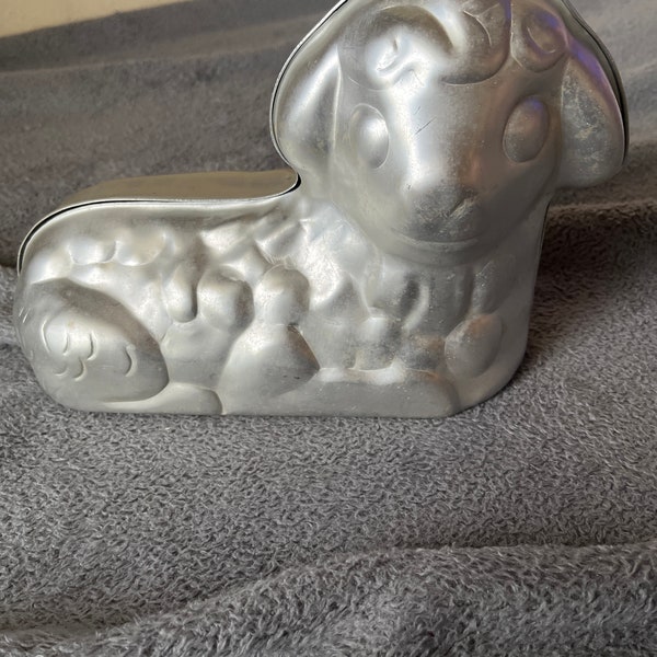 Vintage Wilton lamb 3D stand up cake pan 1972